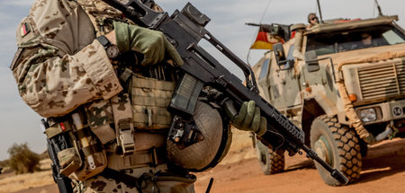 Soldat der Bundeswehr nahe dem Stützpunkt in Gao im Norden Malis