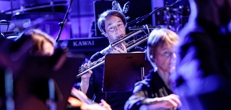 Das Ensemble Modern Orchestra bei der Aufführung einer Kompositi... Das Ensemble Modern Orchestra bei der Aufführung einer Kompositi...