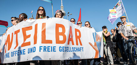 Bunte Mischung: Kundgebung des »Unteilbar«-Bündnisses gegen Rass... Bunte Mischung: Kundgebung des »Unteilbar«-Bündnisses gegen Rass...
