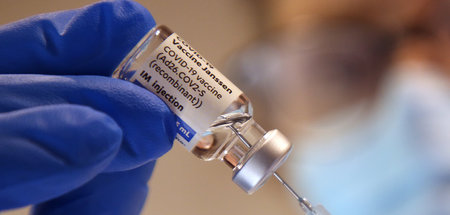 Ampulle mit dem Coronaimpfstoff »Janssen« von Johnson & Johnson Ampulle mit dem Coronaimpfstoff »Janssen« von Johnson & Johnson