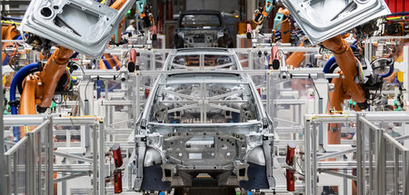 Roboter montieren Türen im Karosseriebau des VW-Werkes in Zwicka...