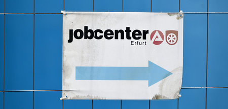 Hier entlang: Ein Schild weist den Weg zum Jobcenter in Erfurt (...