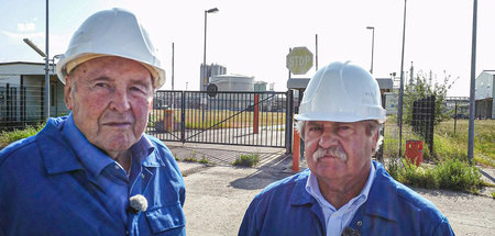 Theo Wacker und Klaus-Dieter Heinze vor dem ehemaligen Werktor d... Theo Wacker und Klaus-Dieter Heinze vor dem ehemaligen Werktor d...