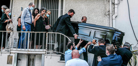Am Mittwoch abend soll Theodorakis’ Sarg per Schiff nach Kreta g...