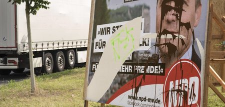 Ein »verschönertes« NPD-Plakat in Schwerin (2016)
