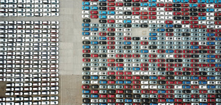 Autos im chinesischen Hafen Lianyungang stehen zur Ausfuhr berei... Autos im chinesischen Hafen Lianyungang stehen zur Ausfuhr berei...