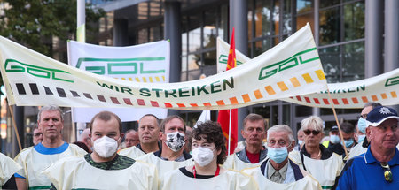 GDL streikt auf dem Bahnhofsvorplatz am Magdeburger Hauptbahnhof