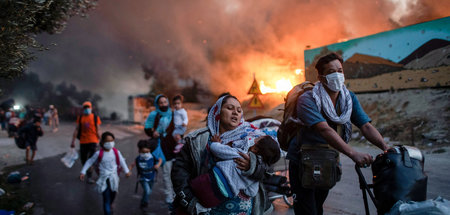 Menschen fliehen vor Großbrand aus dem Flüchtlingslager Moria (9...