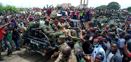 Die Menschen in Guineas Hauptstadt Conakry begrüßen am Sonntag d... Die Menschen in Guineas Hauptstadt Conakry begrüßen am Sonntag d...