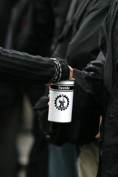 Arm: Neonazis sammeln für ihr »Heldengedenken« im brandenburgisc... Arm: Neonazis sammeln für ihr »Heldengedenken« im brandenburgisc...