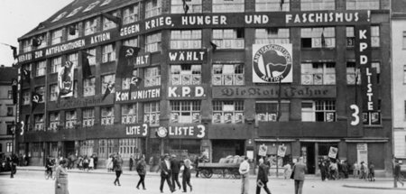 Pantomime vorm Parteihaus: Die Zentrale der heutige Linkspartei ...