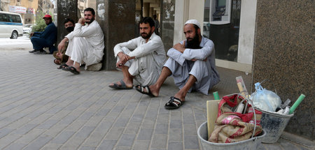 Nun auch sprichwörtlich auf die Straße gesetzt worden: Ausländis...