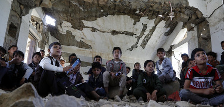 Alltag im Krieg: Unterricht in einem zerbombten Schulgebäude in ...