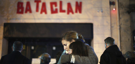 Frauen umarmen sich vor der Konzerthalle »Bataclan« ein Jahr nac...