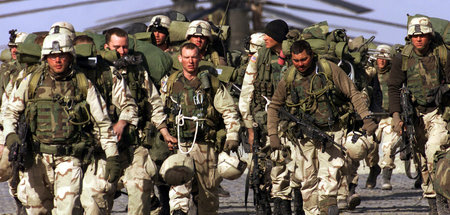 Mit dem Einmarsch in Afghanistan entsprach der US-Imperialismus ...