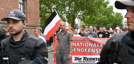 Christian Worch und andere Neonazis während einer Demonstration ...