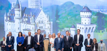 Sehen so Sieger aus? Armin Laschet neben der CSU-Prominenz auf d...