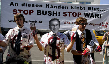 Gegen den Kriegsverbrecher Nummer eins: Protest vor dem Bush-Bes...
