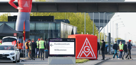 Warnstreik der IG Metall vor dem Werkstor von Porsche in Leipzig