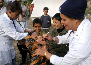 Katastrophenhilfe: kubanische Ärztinnen nach dem Erdbeben in Pak...