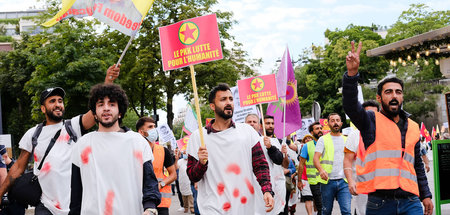 Demonstranten in Paris fordern am 28. Juli ein Ende der türkisch...