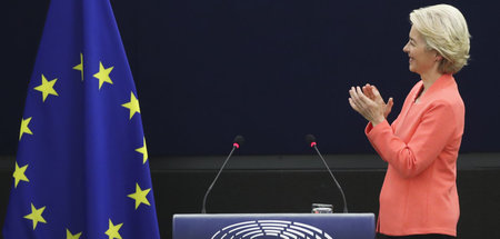 Applaus für die Fahne: Ursula von der Leyen am Mittwoch in Stras...