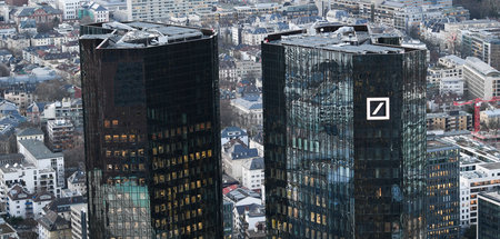 Deutsche_Bank_in_Fra_56941018.jpg