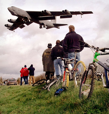 US-Bomber vom Typ B52 beim Landeanflug auf den englischen Flugha...