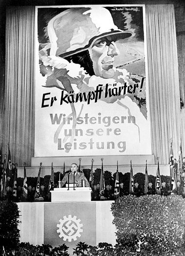 »Überakkumulation und Krieg« – Obernazi Robert Ley 1942 bei der ...