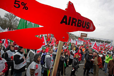 IG-Metall-Demo für mehr Lohn im April vor dem Airbus-Werk in Ham...