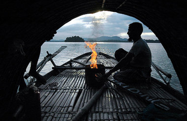 Boot auf dem Brahmaputra – der Fluß ist eine der Lebensadern im ...