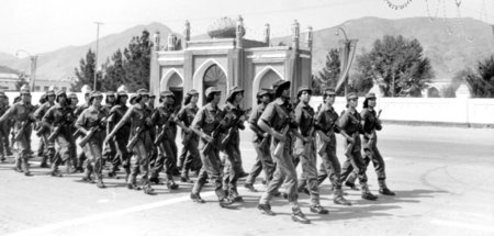Damalige Hoffnung auf bessere Zeiten. Eine Gruppe junger afghani...