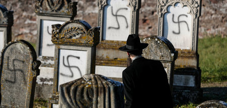 Geschändete Grabsteine auf dem jüdischen Friedhof von Westhoffen...