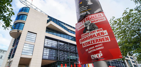 Wahlplakat der DKP vor dem Willy-Brandt-Haus der SPD in Berlin (...