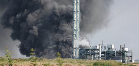 Rauchwolke nach der Explosion in der Leverkusener Sondermüll-Ver