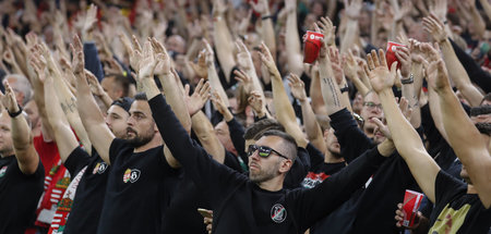 Müssen draußen bleiben: Ungarische Fans (Budapest, 2.9.2021)