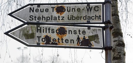 In der Regionalliga nicht unüblich: Verrostete Hinweisschilder