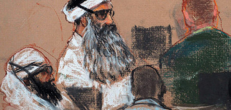 Khalid Scheich Mohammed (M.) bei einer Voranhörung auf dem US-St...