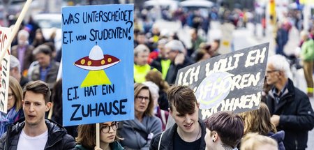 Prangern eine verfehlte Wohnungspolitik an: Studenten demonstrie...