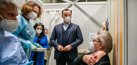 Gesundheitspolitiker Jens Spahn (CDU) und Dilek Kalayci (SPD) zu...