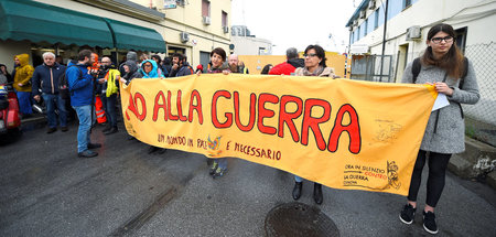 In Genua finden regelmäßig Proteste gegen über den Hafen gehende...