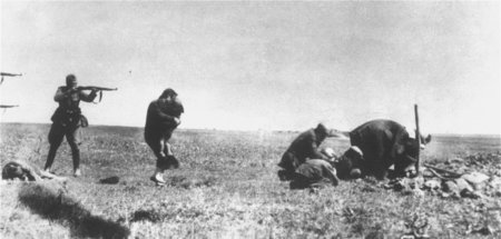 Einsatzgruppen_murder_Jews_in_Ivanhorod,_Ukraine,_1942.jpeg