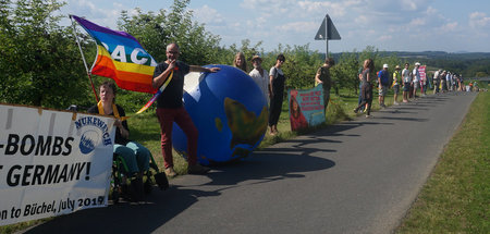 Hunderte Menschen forderten bei einer Menschenkette den Abzug de... Hunderte Menschen forderten bei einer Menschenkette den Abzug de...