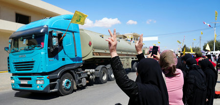 Menschen bejubeln im Dorf Al-Ain im Nordosten des Libanon einen ... Menschen bejubeln im Dorf Al-Ain im Nordosten des Libanon einen ...