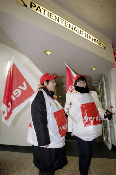 2006 erzwangen die Landesbeschäftigten, hier an der Essener Unik...