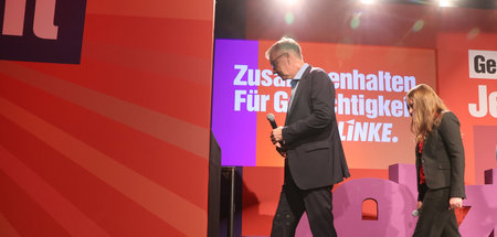 Janine Wissler (r), Parteivorsitzende, und Dietmar Bartsch, Bund...