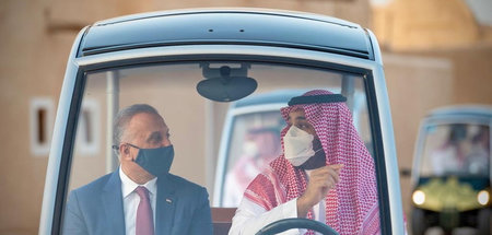 Saudi-Arabiens Kronprinz Mohammed bin Salman (r.) und der irakis...