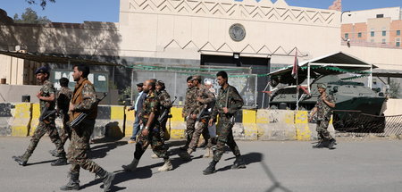 Soldaten der Ansarollah vor der US-Botschaft in der jemenitische...