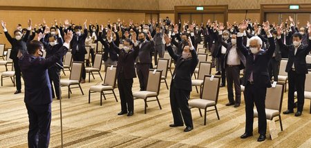 Alle Hände hoch für Fumio Kishida: Der neue Chef der Regierungsp...