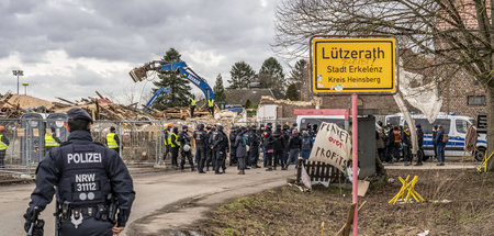 Für den Profit der Energieriesen werden ganze Dörfer zerstört. H...
